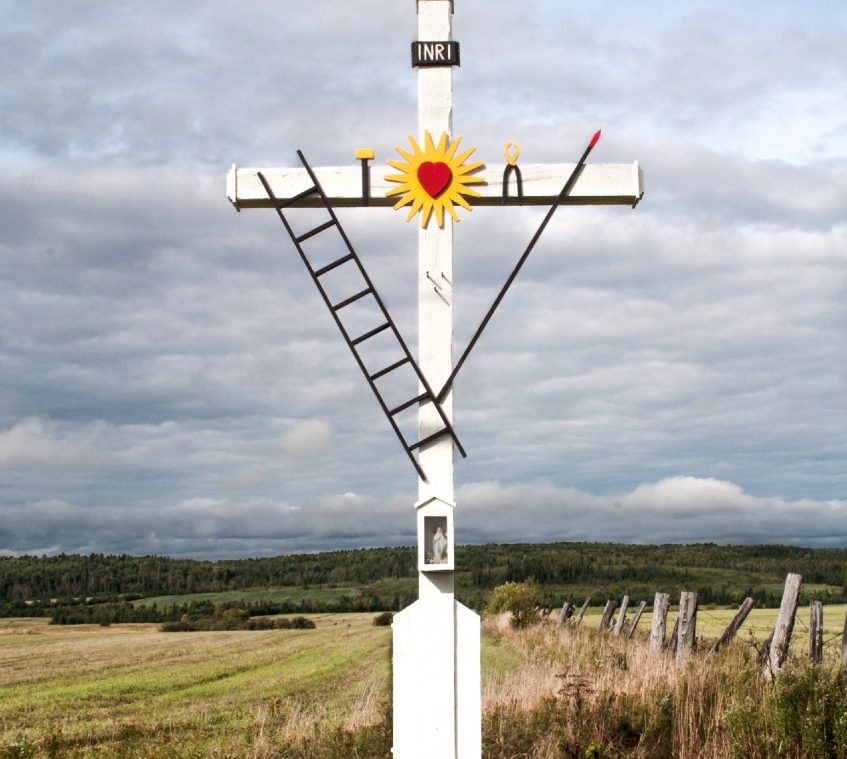 croix de chemin située à St-Bruno-de-Guigues au Témiscamingue, à l'effigie des instruments de la passion